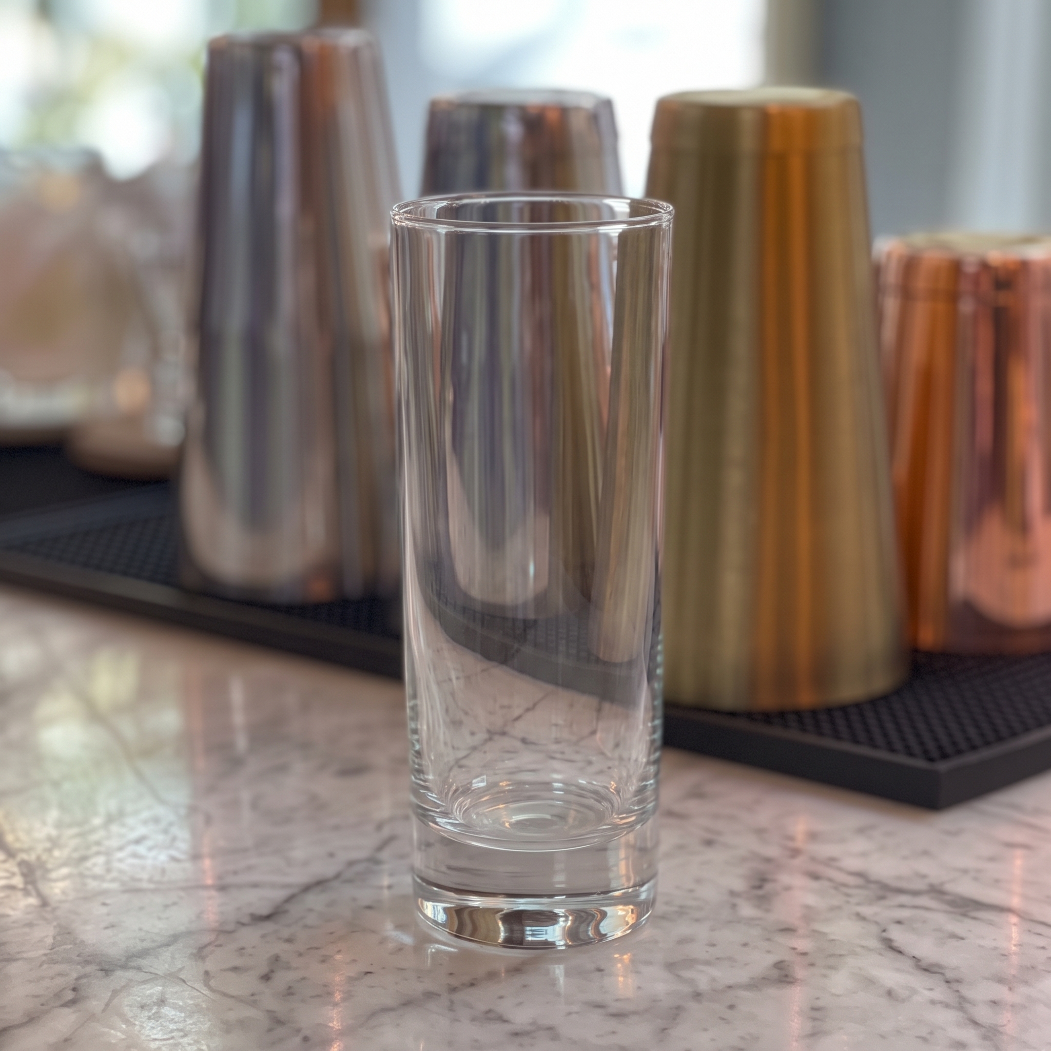 Vaso Collins vacío sobre una barra.