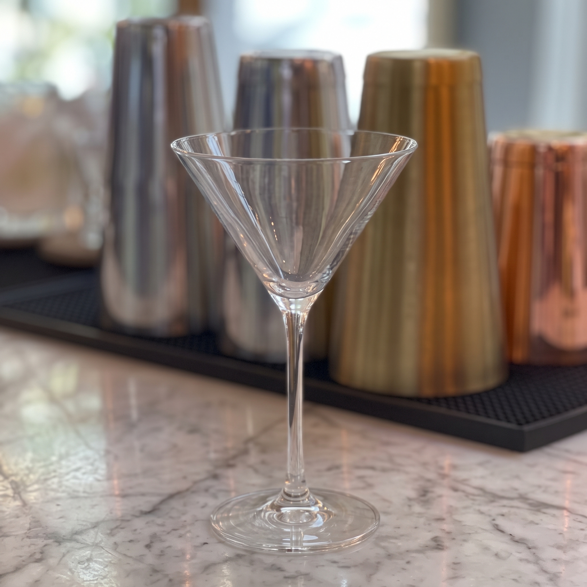 Copa Martini vacía sobre una barra.