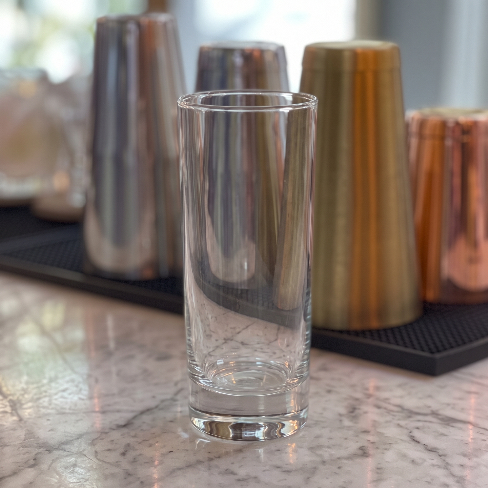 Vaso Highball vacío sobre una barra.