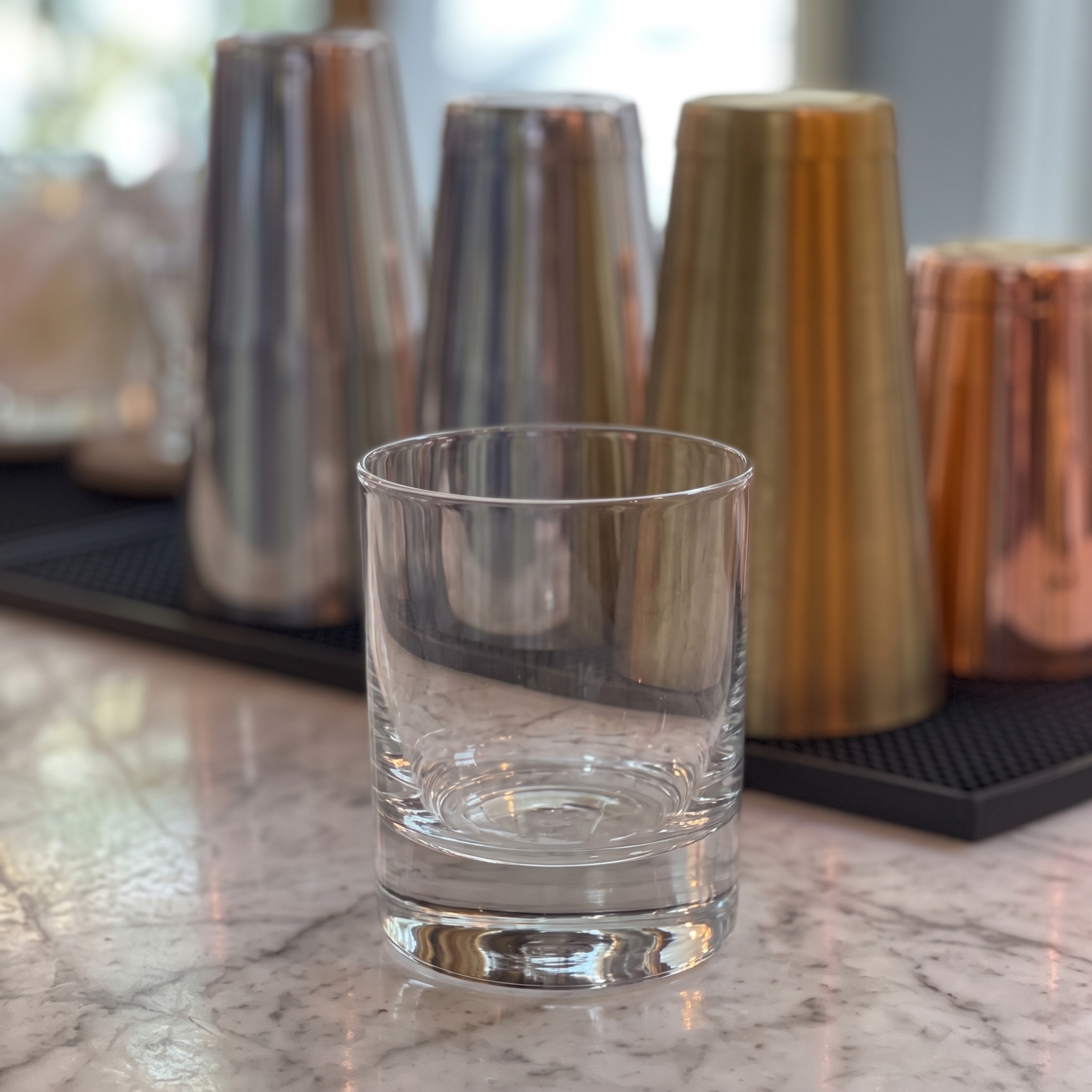 Vaso Old Fashioned vacío sobre una barra.